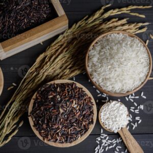 11568237-japan-rijst-met-thais-jasmijn-rijst-en-rijstveld-rijst-zaad-aan-houten-tafel-foto Rijst